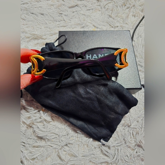 Chanel Black W/ Gold CC Sunnies✨️ (EUC)(NO SCRATCHES)(SEE PICS) - Picture 6 of 6